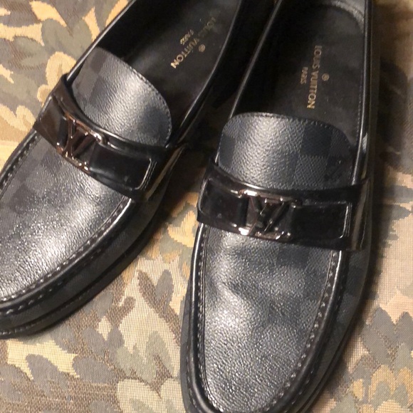 Louis Vuitton - Picture 2 of 8